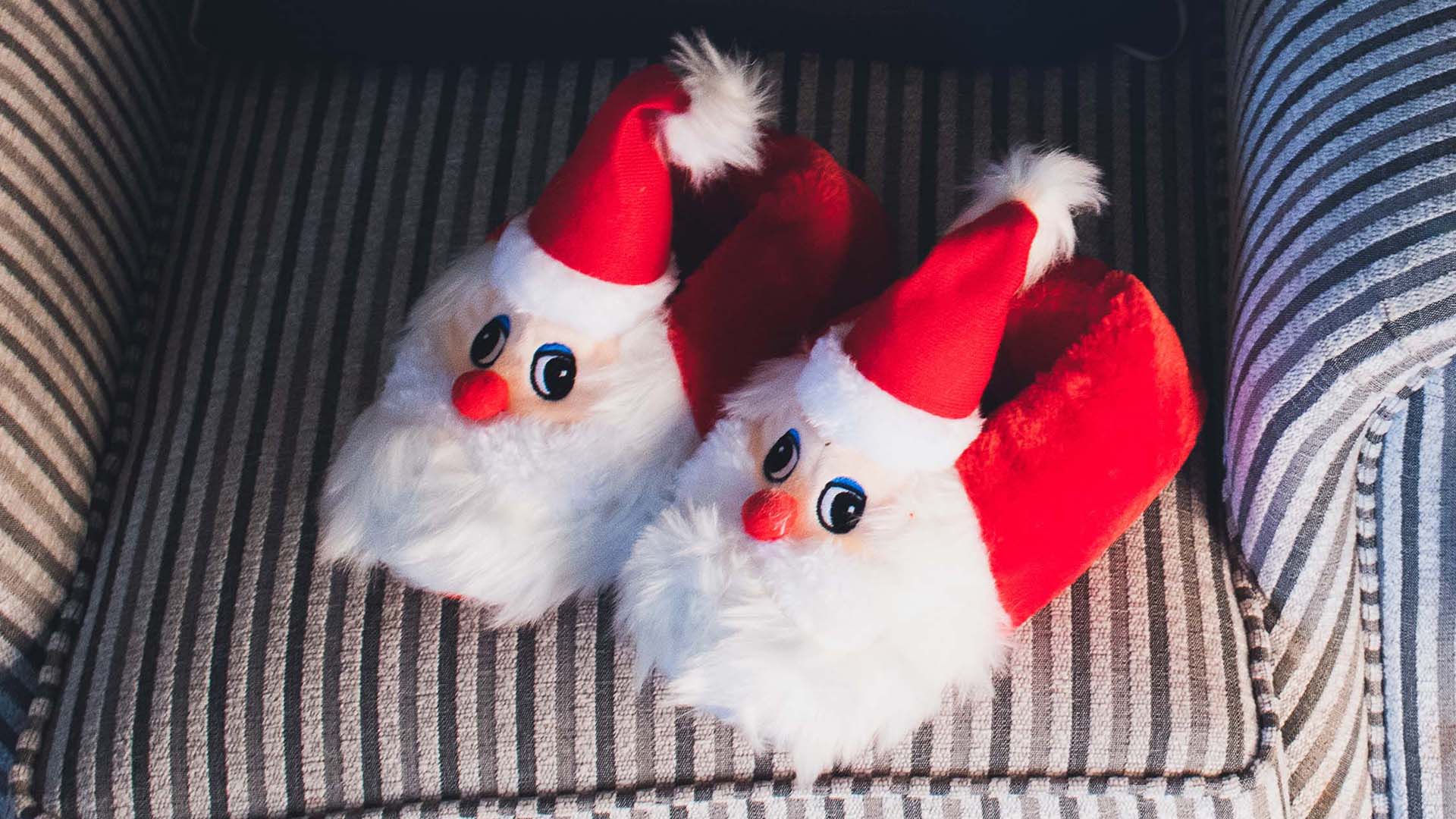 Childrens Unisex Spot On Flat Novelty Santa Slippers